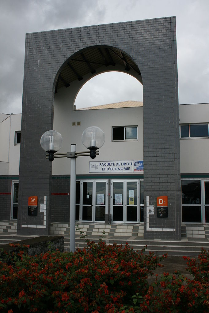 L'arche à l'entrée du bâtiment principal de la faculté de droit et d'économie de l'université de la Réunion, au Moufia