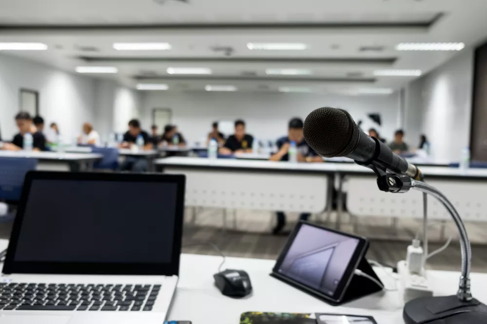 Mikrofon na stole w sali konferencyjnej