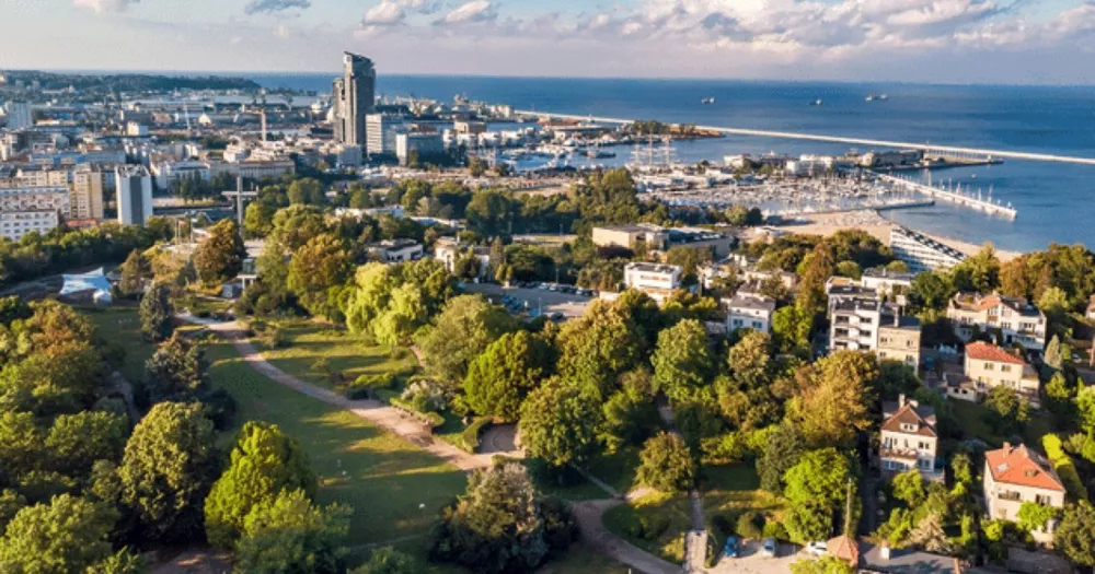 Grafika wystawy Nasza Gdynia. Wasze historie Uniwersytetu WSB Merito Gdynia
