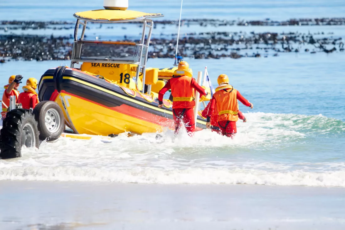 teey-are-always-prepared-shot-group-search-rescue-personnel-maneuvers