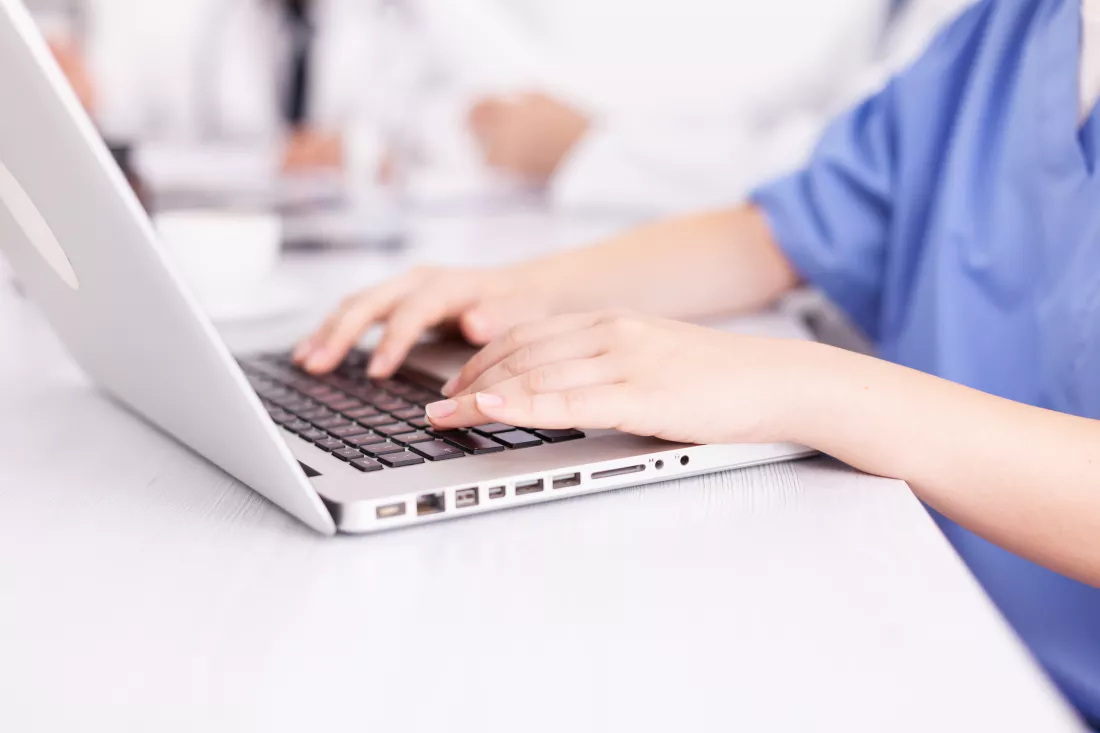 close-up-medical-nurse-typing-laptop-healtchare-meeting-with-coworkers-hospital-boardroom-clinic-expert-therapist-talking-with-colleagues-about-disease-medicine-professional