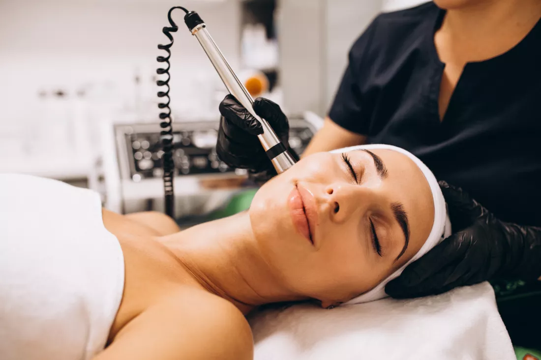 woman-making-beauty-procedures-beauty-salon