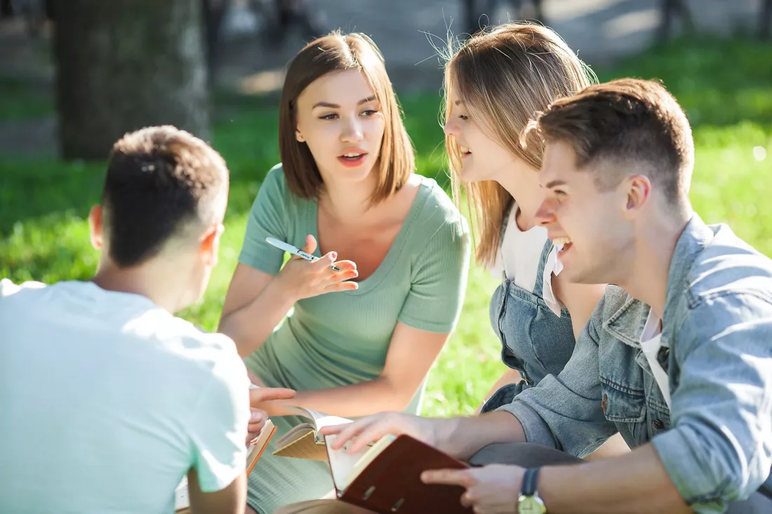studenci-socjologia-zajecia-na-kampusie-aps